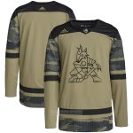 Camiseta Hockey Arizona Coyotes Military Appreciation Team Autentico Practice Camuflaje
